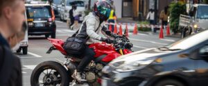 ¿En zona urbana cuál es la posición más segura para los motoristas? ¿En zona urbana cuál es la posición más segura para los motoristas?