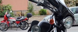 esta-permitido-parar-su-motocicleta-en-doble-fila-en-una-via-urbana-para-dejar-un-pasajero ¿Está permitido parar su motocicleta en doble fila en una vía urbana para dejar un pasajero?