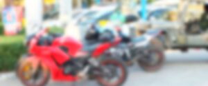 ¿Tiene permitido una motocicleta estacionar en una zona delimitada por marcas viales azules? ¿Tiene permitido una motocicleta estacionar en una zona delimitada por marcas viales azules?