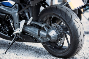 Cómo se frena la rueda trasera de una motocicleta Cómo se frena la rueda trasera de una motocicleta