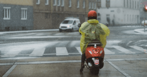 Conducir moto bajo la lluvia: conselhos de seguridad Conducir moto bajo la lluvia: conselhos de seguridad